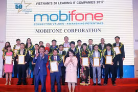 Ông Nguyễn Đình Tuấn – Thành viên Hội đồng thành viên MobiFone (giữa, hàng thứ nhất) nhận danh hiệu “50 doanh nghiệp công nghệ thông tin hàng đầu Việt Nam 2017.” (Nguồn: MBF)