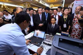 Phó Thủ tướng Vũ Đức Đam thăm gian hàng của doanh nghiệp đổi mới sáng tạo. (Nguồn: Bộ KHCN)