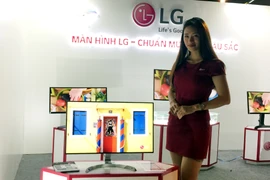 LG đem tới Vietnam Halography 2017 những mẫu màn hình máy tính mới nhất phục vụ thiết kế. (Ảnh: T.H/Vietnam+)