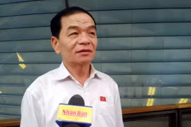 Đại biểu Lê Thanh Vân trả lời báo chí bên hành lang Quốc hội. (Ảnh: Vietnam+)