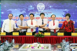 Các nhà mạng và cơ quan quản lý cùng bắt tay cam kết xử lý tin nhắn rác. (Ảnh: T.A/Vietnam+)