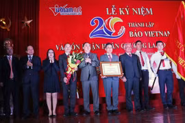 Báo VietNamNet nhận Huân chương Lao động hạng Nhì. (Nguồn: VNN)