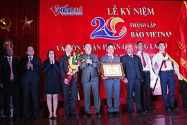 Báo VietNamNet nhận Huân chương Lao động hạng Nhì. (Nguồn: VNN)