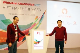 Ông Ngô Tuấn Anh (trái) và ông Nguyễn Huy Dũng (phải) ấn nút khai mạc cuộc thi. (Ảnh: N.M/Vietnam+