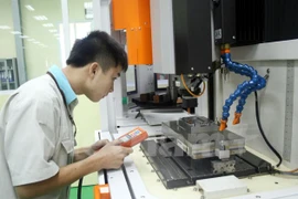 Dây chuyền sản xuất điện thoại của Viettel. (Nguồn: Vietnam+)