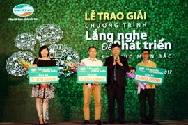 Lãnh đạo Viettel trao phần thưởng cho các "Thượng đế" có những ý kiến đóng góp thiết thực cho hoạt động của nhà mạng. (Ảnh: CTV/Vietnam+)