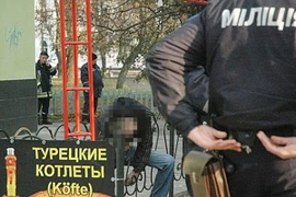 Đau lòng cảnh người đàn ông Ukraine bẻ cổ tự tử giữa đường phố