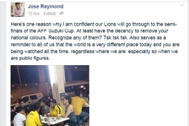 Cầu thủ Malaysia mặc áo đấu hút thuốc lá trước trận "đại chiến"