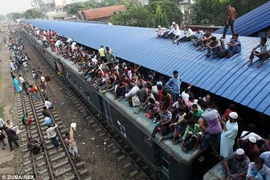 Hàng triệu người chen chúc trên các chuyến tàu để kịp dự lễ Eid