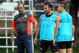 HLV Malaysia lệnh cho học trò phải "phá lưới" tuyển Việt Nam