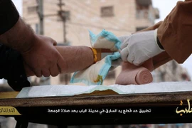 Phiến quân IS công bố hình ảnh chặt tay và đóng đinh tội phạm