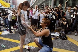 Màn cầu hôn lãng mạn giữa điểm biểu tình tại Hong Kong