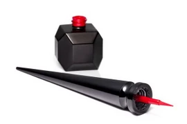 Christian Louboutin ra mắt sơn móng tay với hiệu ứng "gót đỏ"