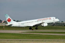 Nữ phi công khiếu nại về ảnh đồi trụy ở khoang lái của Air Canada
