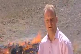 Phóng viên BBC "phê thuốc" khi tác nghiệp cạnh bãi thiêu hủy heroin