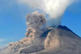 Núi lửa Sinabung cao 2.457m tại Indonesia lại bắt đầu phun trào