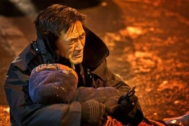 Cảm động hình ảnh người chồng ôm xác vợ giữa trời lạnh -24 độ C