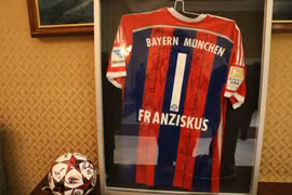 Bayern tặng áo cho Giáo hoàng và quyên 1 triệu Euro làm từ thiện