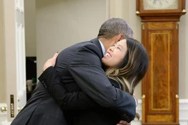 Tổng thống Mỹ Obama ôm thân tình nữ y tá gốc Việt Nina Phạm