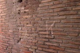 Du khách Nga bị phạt tù 4 tháng vì viết tên lên tường Colosseum