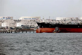 Tàu chở dầu của Iran cập bến đảo Khark, nơi đặt cơ sở khai thác dầu của Iran ở ngoài khơi vùng Vịnh Persian. (Nguồn: AFP/TTXVN)