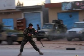 Các tay súng LNA giao tranh với lực lượng ủng hộ Chính phủ Libya ở ngoại ô phía Nam thủ đô Tripoli. (Nguồn: AFP/TTXVN)