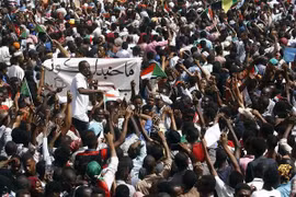 Người biểu tình Sudan tuần hành sau khi Tổng thống Omar al-Bashir bị phế truất, tại thủ đô Khartoum. (Nguồn: AFP/TTXVN)