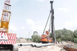 Công trường cao tốc Trung Lương-Mỹ Thuận. (Ảnh: Huỳnh Phúc Hậu/TTXVN)