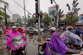 Giao thông gặp khó khăn trên phố Giảng Võ, quận Đống Đa (ảnh chụp lúc 8 giờ sáng 4/4). (Ảnh: Thành Đạt/TTXVN)