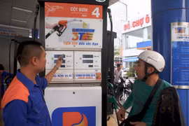 Khách đến mua xăng tại cửa hàng xăng dầu số 85, Nguyễn Văn Cừ, Gia Thuỵ, Long Biên, Hà Nội. (Ảnh: Minh Quyết/TTXVN)