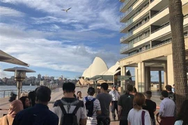 Khách du lịch và người dân được sơ tán khỏi khu vực nhà hát con sò Opera ở thành phố Sydney do rò rỉ khí ga. (Nguồn: News.com.au/TTXVN)