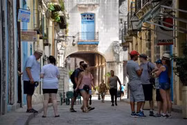 Khách du lịch tham quan thủ đô La Habana, Cuba. (Nguồn: AFP/TTXVN)