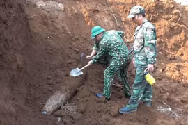 Lực lượng công binh xử lý quả bom được tìm thấy trong khu vực Trường Trung học phổ thông Cửa Tùng. (Ảnh: Nguyên Lý/TTXVN)