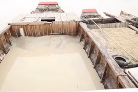Một tàu hút cát trái phép. (Ảnh: Công Phong/TTXVN)