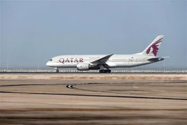 Máy bay của Hãng hàng không Qatar Airways chuẩn bị cất cánh từ sân bay quốc tế Hamad ở Doha, Qatar. (Nguồn: AFP/TTXVN)