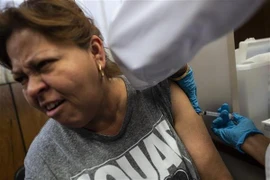 Tiêm vắcxin sởi, quai bị và rubella cho người dân ở New York, Mỹ. (Nguồn: AFP/TTXVN)