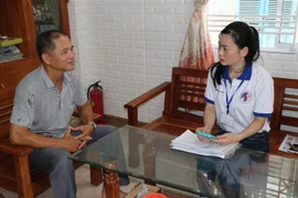 Điều tra viên điều tra dân số và nhà ở. (Ảnh: Đinh Văn Nhiều/TTXVN)