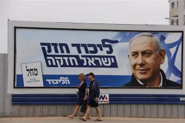 Một bảng quảng cáo lớn in hình Thủ tướng Israel đương nhiệm Benjamin Netanyahu đặt dọc đường Hayarkon tại thành phố tel Aviv. (Ảnh: Việt Thắng/TTXVN)
