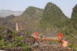 Một số hạng lục được dựng lên tại Mê Cung Đá ở Khâu Vai để phục vụ du khác thập phương về với Lễ hội 100 năm Chợ tình Khâu Vai 2019. (Ảnh: Nguyễn Chiến/TTXVN)
