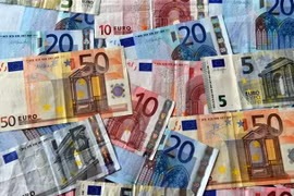 Đồng tiền giấy euro các mệnh giá 5,10, 20 và 50 euro. (Ảnh: AFP/TTXVN)