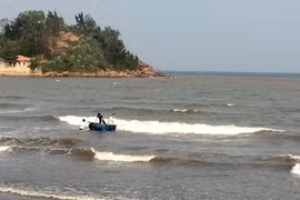 Người dân địa phương dùng thuyền thúng và lưới kéo để tìm nạn nhân. (Nguồn: baonghean.vn)