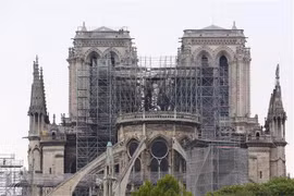 Nhà thờ Đức Bà ở Paris bị phá hủy một phần sau vụ hỏa hoạn. (Nguồn: THX/TTXVN)