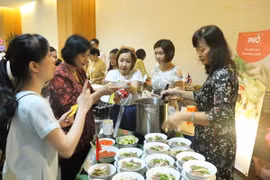 Món phở tại gian hàng của Việt Nam thu hút sự quan tâm của thực khách. (Ảnh: Hải Ngọc/Vietnam+)