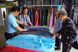 Du khách tham quan, mua sắm các sản phẩm làng nghề. (Ảnh: Hồ Cầu/TTXVN)