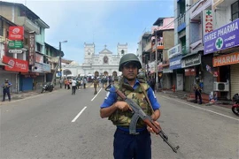 Binh sỹ Sri Lanka gác bên ngoài nhà thờ Thánh Anthony ở thủ đô Colombo. (Nguồn: THX/TTXVN)