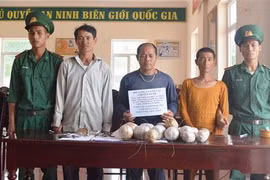 Các đối tượng cùng tang vật liên quan tại cơ quan chức năng. (Ảnh: Võ Dung/TTXVN)