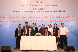 Đại diện Bộ Y tế và Công ty Amway Việt Nam ký kết Biên bản Thỏa thuận Hợp tác Dự án Cải thiện tình trang dinh dưỡng cho trẻ em dưới 5 tuổi. (Ảnh: P.V/Vietnam+)