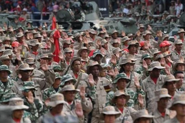 Các thành viên Lực lượng dân quân quốc gia Bolivar tại lễ kỷ niệm ở Caracas, Venezuela. (Nguồn AFP/TTXVN)