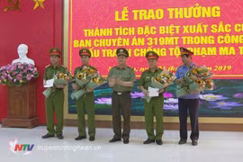 Giám đốc Công an tỉnh Nguyễn Hữu Cầu trao thưởng cho Ban chuyên án. (Nguồn: truyenhinhnghean.vn)