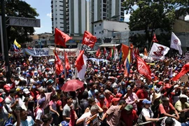 Người dân tuần hành ủng hộ Tổng thống Venezuela Nicolas Maduro tại thủ đô Caracas. (Nguồn: AFP/TTXVN)